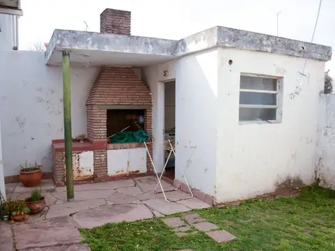 Casa 7 ambientes con 1 baño