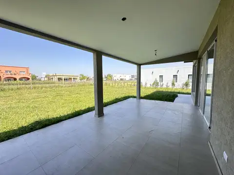 Casa en Venta con 4 cocheras