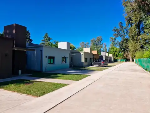 Casa en Alquiler con 1 cochera