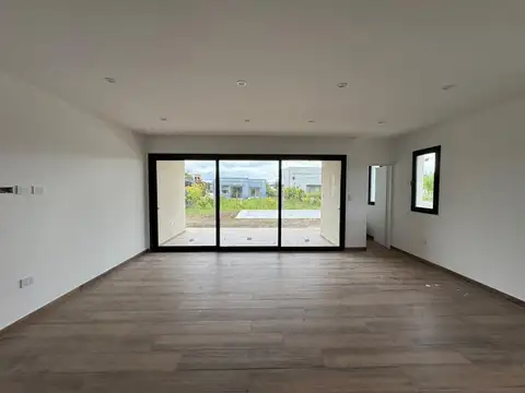 Casa 4 ambientes con 2 baños