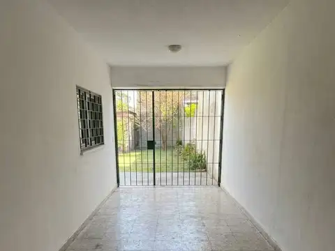Casa 5 Ambientes en Martínez – Gran Potencial a Refaccionar | Jardín, Garaje y Terraza