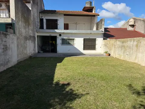 Casa 5 ambientes con 2 baños