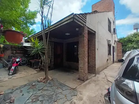 Casa en Luis Guillon- 4 ambientes- 2 baños  - Parque - Cocheras- Escritorio - Cocina - APTO CREDITO