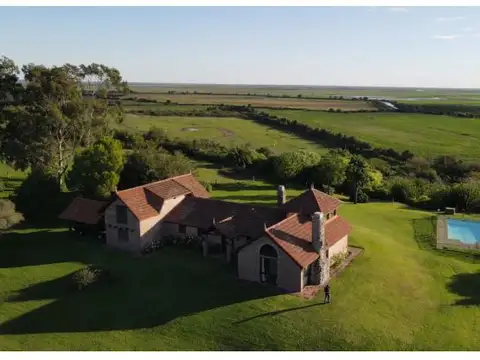 Campo con vista y salida al rio, importante casa principal de 5 dormitorios + casa de encargado...