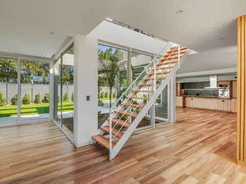 Casa en Venta con 4 cocheras