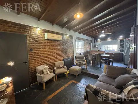 Venta de casa 3 ambientes con cochera y jardín en Quilmes Oeste