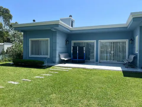 CASA QUINTA EN VENTA CON PARQUE Y PILETA 