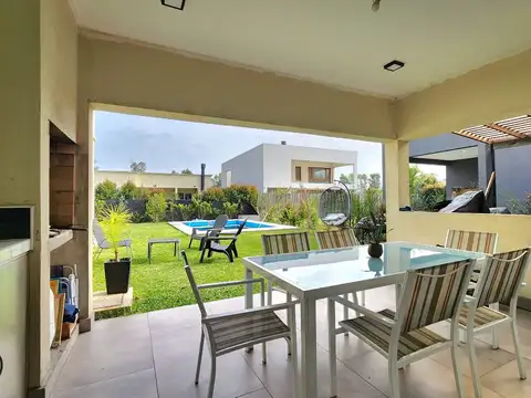 Casa en venta - con piscina - Barrio Santa Emilia, Pilar del Este