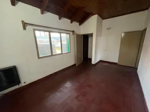 Casa 6 ambientes con 2 baños