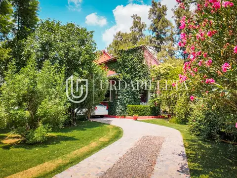 Casa en Venta con 3 cocheras