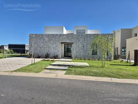 Casa en venta a la laguna en barrio Santa Ana - Villanueva