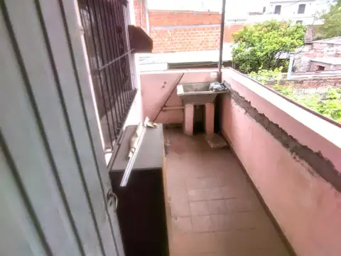Casa 8 ambientes con 2 baños