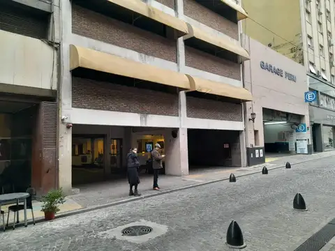 Cochera fija y cubierta.