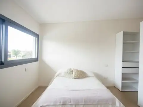 Casa en Alquiler con 2 cocheras