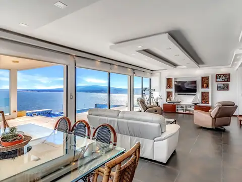Casa a la Venta Frente al Mar en Piriápolis