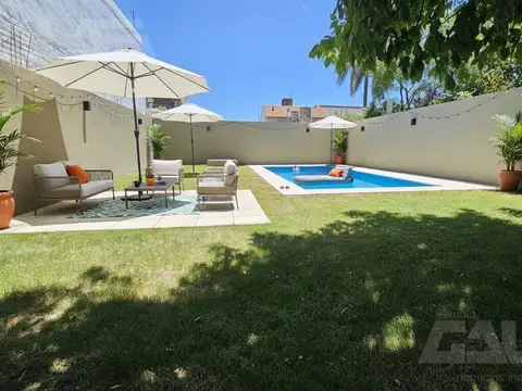 Casa 4 dormitorios y pileta en Castelar Centro - IMPECABLE