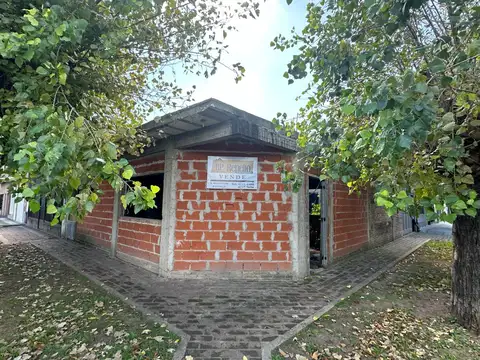 Terreno en esquina con construcciones existentes