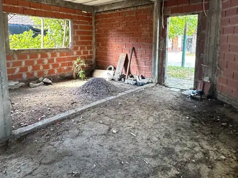 Terreno en esquina con construcciones existentes