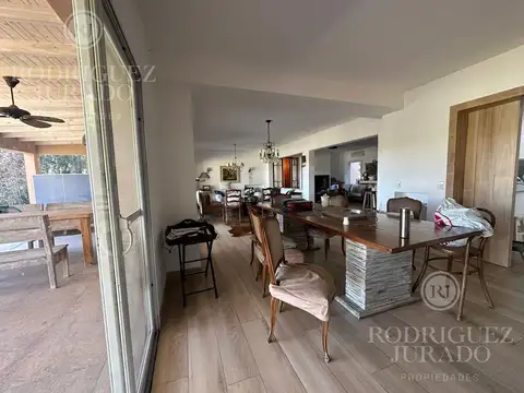 Casa en Alquiler con 2 cocheras