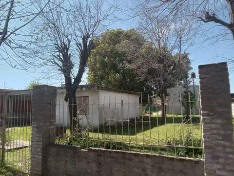 VENTA CASA 3 AMBIENTES COCHERA PASANTE AMPLIO JARDIN PERMUTA FRANCISCO ALVAREZ