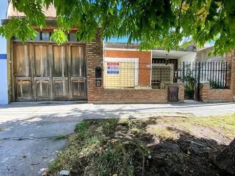 VENTA CASA B. UNIVERSITARIO CON GALPON Y GRAN LOTE