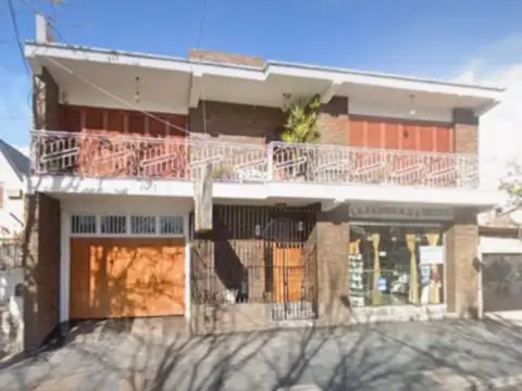 Venta de casa con salón comercial y depósito