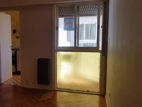 Cómodo y funcional dos ambientes con balcón.