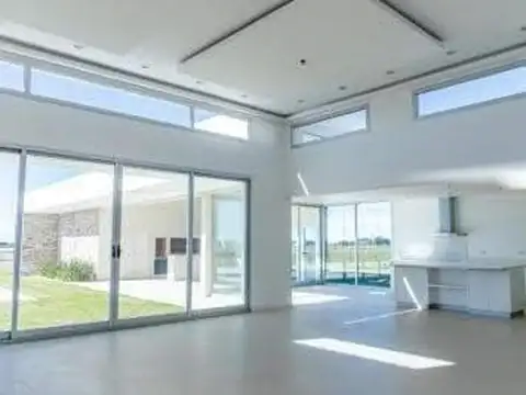 Casa 5 ambientes con 4 baños