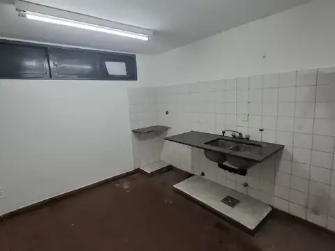 IMPORTANTE LOCAL COMERCIAL DE 200 M2
