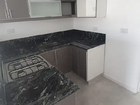 EXCELENTE SEMIPISO  DE  2 AMBIENTES CON 2 BALCONES SUPER LUMINOSO
