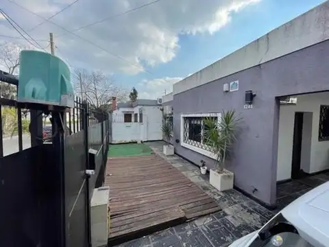 Casa 4 ambientes con 2 baños