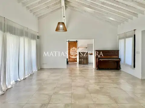 Casa 4 ambientes con 2 baños