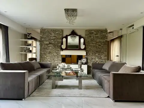 Casa en Alquiler con 2 cocheras