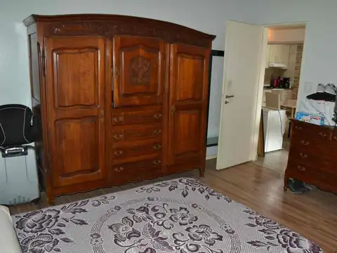 Casa 2 familias. Garaje para 3 vehículos y pileta