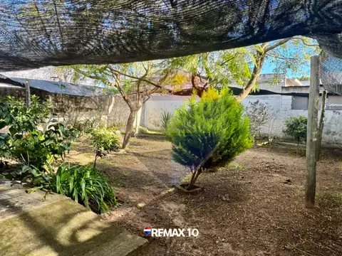 Casa en Alquiler con 2 cocheras