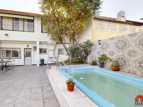 Casa en venta en Martinez 5 ambientes escritorio y playroom cochera patio. A metros de la plaza.
