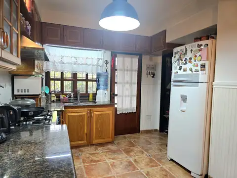 Casa 4 ambientes con 2 baños