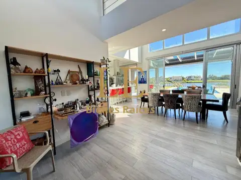 Casa 6 ambientes con 5 baños