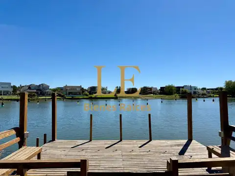 VENTA CASA CON PILETA  A LA LAGUNA