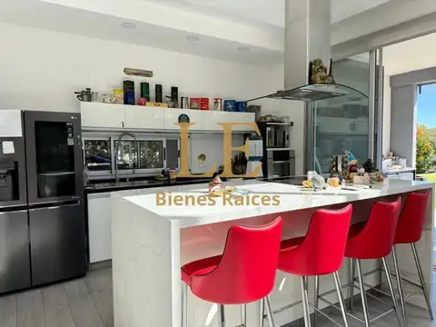 VENTA CASA CON PILETA  A LA LAGUNA
