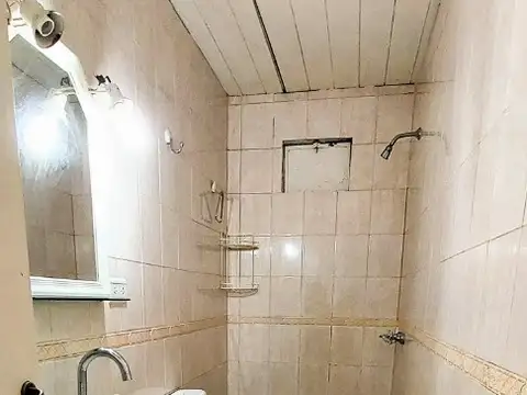 Casa de 2 amb. con Escritorio, Entrada de Auto y Patio. Estado regular!