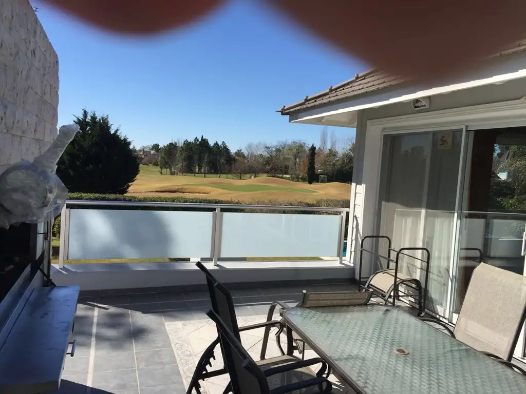 Casa - 445  m² Cubierta | 4 dormitorios | 15 años | 5 baños | 8 ambientes | 2 cocheras