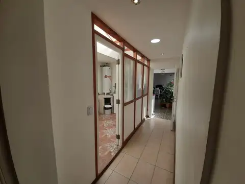 EN VENTA AMPLIA PROPIEDAD DE DOS PLANTAS