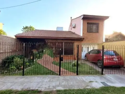 Casa en venta - 4 Dormitorios 2 Baños - 400Mts2 - Villa Luzuriaga