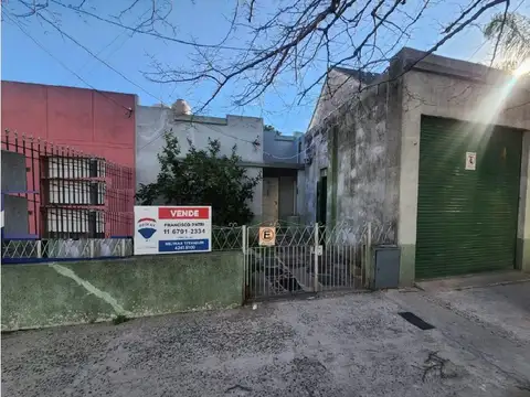 2 casas -Venta  c/local- garage Fondo libre Lanús 