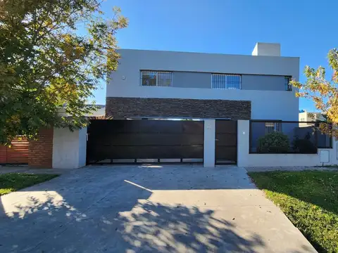 Gran casa en Barrio Don Juan. El mas buscado de Funes  