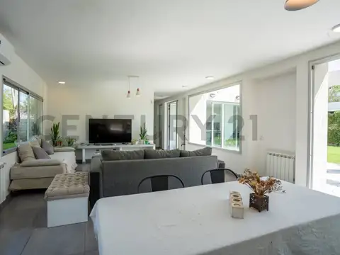 Casa en Venta con 2 cocheras
