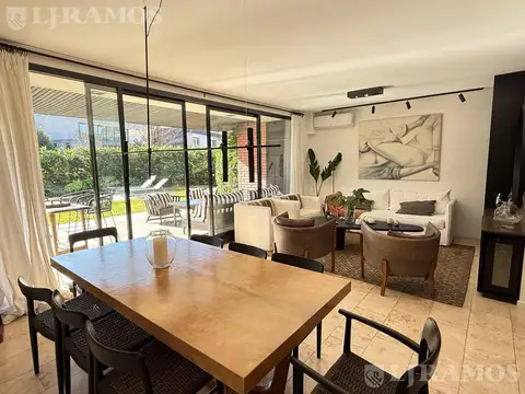 Departamento en duplex con jardin, pileta y cocheras