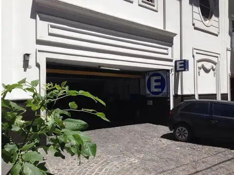 Amplia cochera en zona céntrica de Recoleta. Bajas expensas!