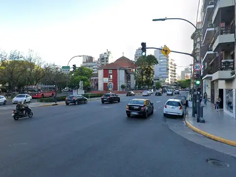 Bravard al 1100 esquina Ferrari